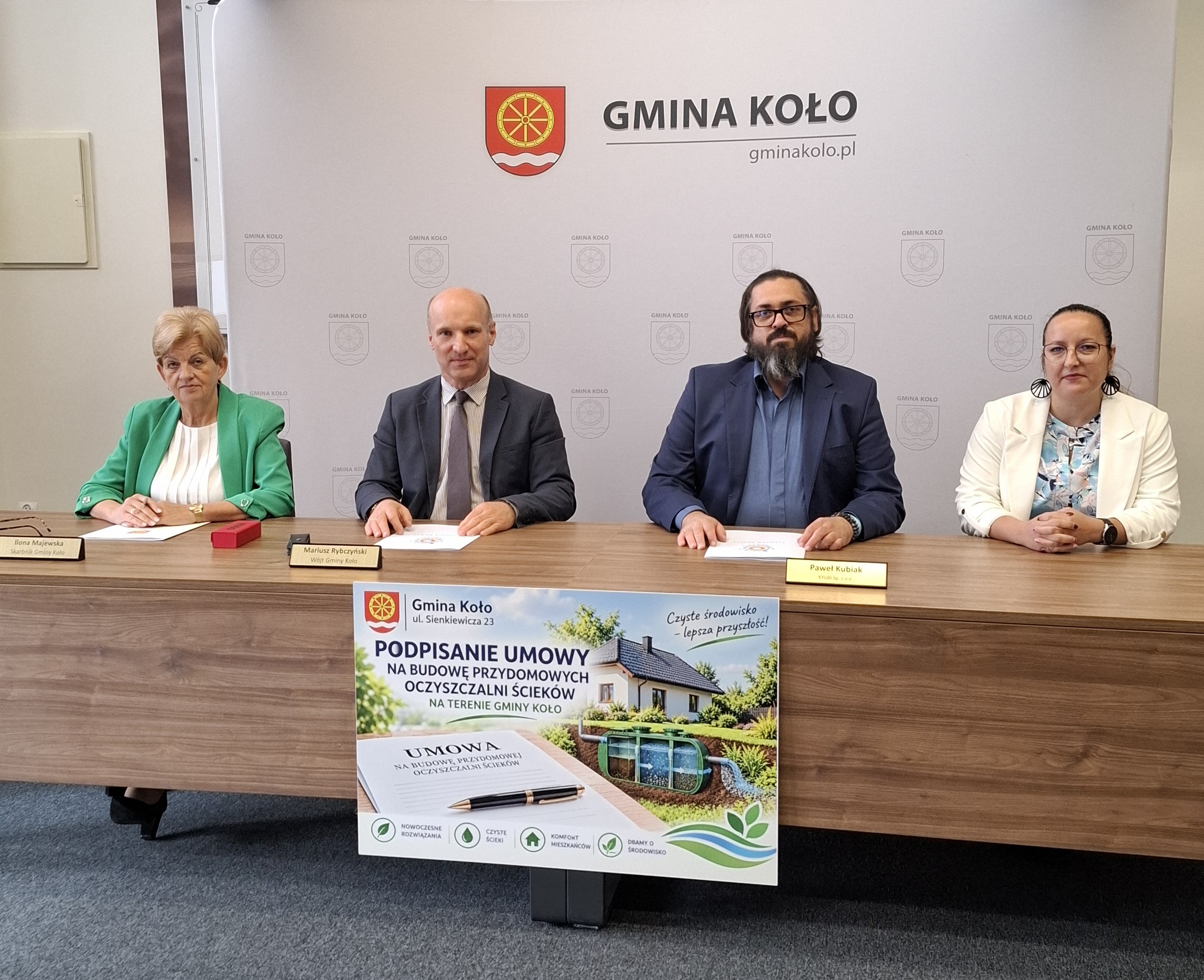Zdjęcie z podpisania umowy